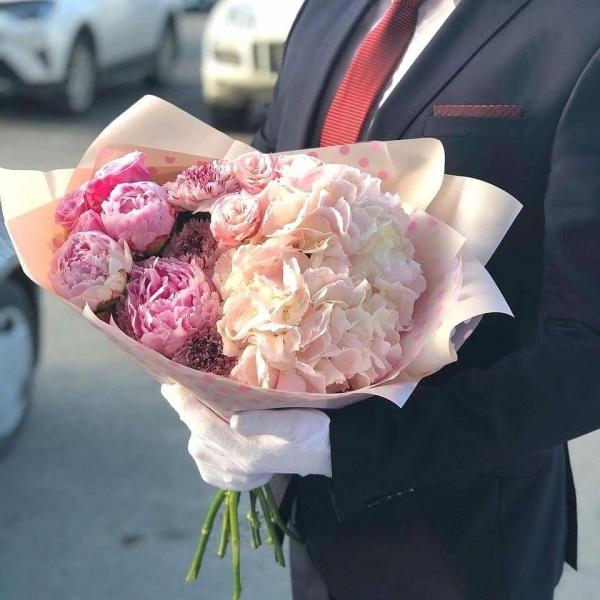 Немного о правилах цветочного этикета 

По случаю рождения ребенка женщине принято дарить розовые..