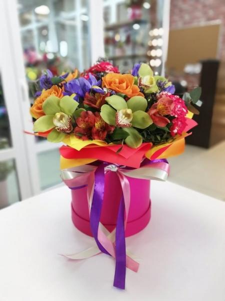 Шляпные коробки  отличная «ваза» для цветов. И у нас на это, как минимум 5 причин!

 Букет смотрится..