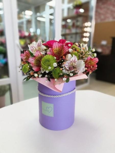 Шляпные коробки  отличная «ваза» для цветов. И у нас на это, как минимум 5 причин!

 Букет смотрится..