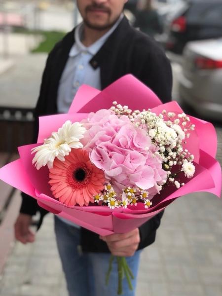 Есть множество причин отправить букет цветов: поздравить, сказать спасибо, извиниться или выразить любовь..