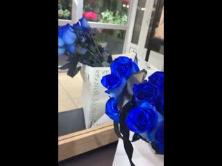 Как же уже удивить близкого?
Вот Вам вариант: синие и радужные розы. 
Как вы думаете, получится удивить..