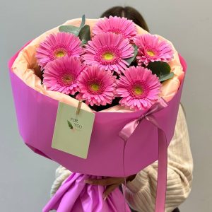 Букет из 7 гербер с эвкалиптом в упаковке