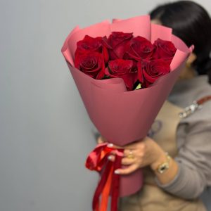 7 роз 50см сорта Эксплорер в упаковке