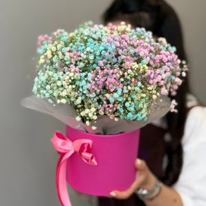 Композиция из цветной гипсофилы