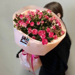 Букет из 5 кустовых роз в упаковке