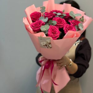 9 роз 50см сорта Фулл Монти с эвкалиптом в упаковке