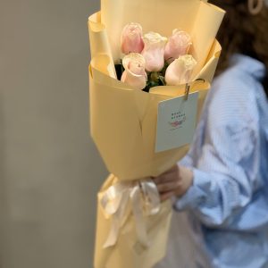 5 роз 50см сорта Пинк Мондиаль в упаковке