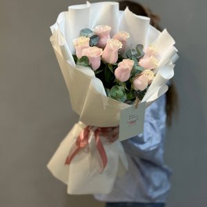9 роз 50см сорта Пинк Мондиаль с эвкалиптом в упаковке