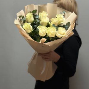 9 роз 50см сорта Мондиаль с эвкалиптом в упаковке