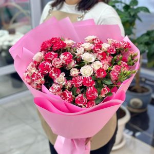 Микс из 11 кустовых розовых роз