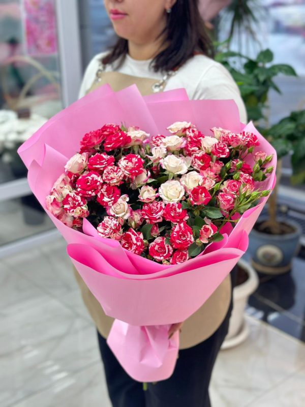 Микс из 11 кустовых розовых роз