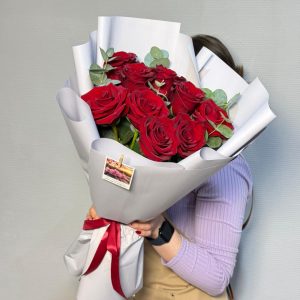 9 роз 50см сорта Эксплорер с эвкалиптом в упаковке