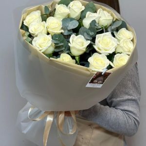 15 роз сорта Атена с эвкалиптом в упаковке