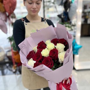 15 роз 60см сортов Эксплорер и Мондиаль в упаковке