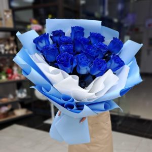 15 синих роз 60см в упаковке