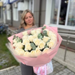 25 роз 60см сорта Венделла/Мондиаль с зеленью в упаковке