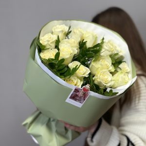 15 роз сорта Атена с зеленью в упаковке