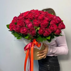 Композиция из 51 кенийской розы в шляпной коробке