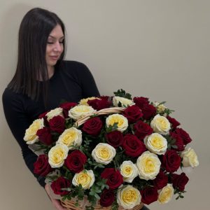 51 роза в большой корзине для Любимой