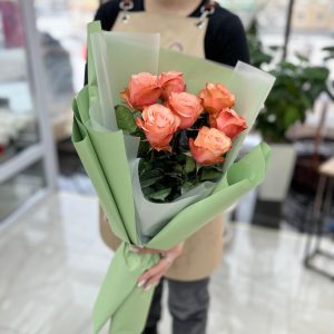 7 роз 50см сорта Кахала в упаковке