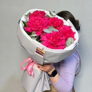 5 "Французских" роз 60см сорта Фулл Монти с эвкалиптом в упаковке