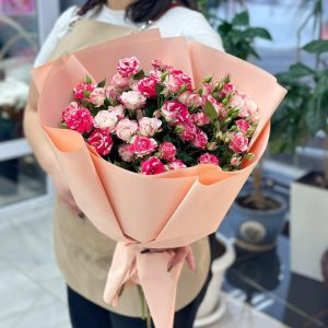 Микс из 9 кустовых розовых роз