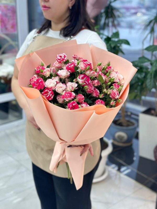 Микс из 9 кустовых розовых роз