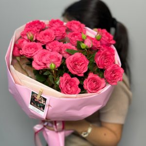 5 кустовых роз Белла Линда в упаковке
