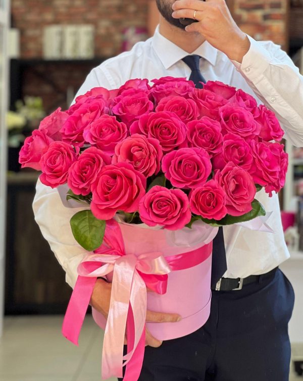 Композиция из 35 розовых роз