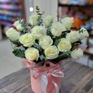 Композиция из 15 роз с эвкалиптом