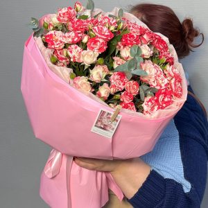 Букет из 7 кустовых розовых роз микс с эвкалиптом в упаковке