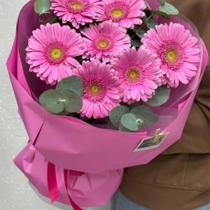 Букет из 7 гербер с эвкалиптом в упаковке