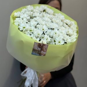 Букет из 15 белых хризантем в упаковке