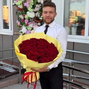 Букет из 51 розы 50см сорта Эксплорер в упаковке