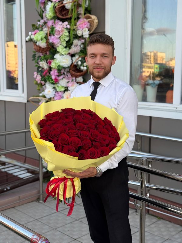 Букет из 51 розы 50см сорта Эксплорер в упаковке