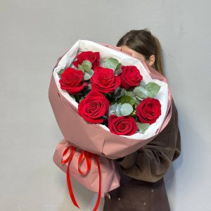 Букет из 7 роз 50 см сорта Эксплорер с эвкалиптом в упаковке