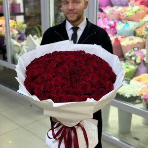 Букет из 101 розы 70 см сорта Эксплорер в упаковке