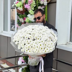 Букет из 51 кустовой хризантемы Кеннеди в упаковке