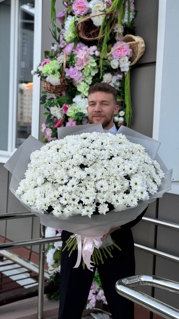 Букет из 51 кустовой хризантемы Кеннеди в упаковке — фото 2