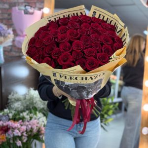Букет из 51 розы 60 см сорта Эксплорер в упаковке