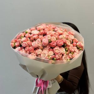 Букет из 37 кустовых роз сорта Мадам бомбастик в упаковке