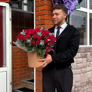 Композиция с одноголовой розой сорта Кения с эвкалиптом