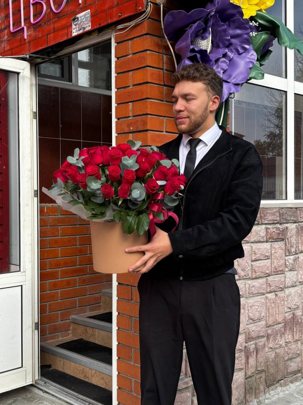 Композиция с одноголовой розой сорта Кения с эвкалиптом