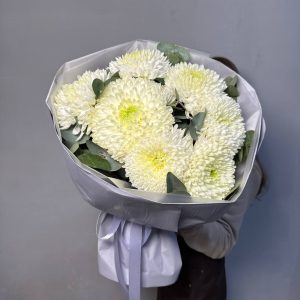 7 одноголовых хризантем с эвкалиптом в упаковке