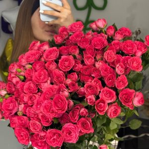 19 кустовых роз сорта Белла линда