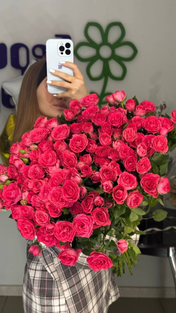 19 кустовых роз сорта Белла линда
