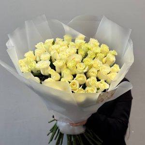 55 роз 60 см сорта Мондиаль в упаковке