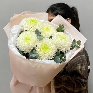 Букет из 5 одноголовых хризантем с эвкалиптом в упаковке